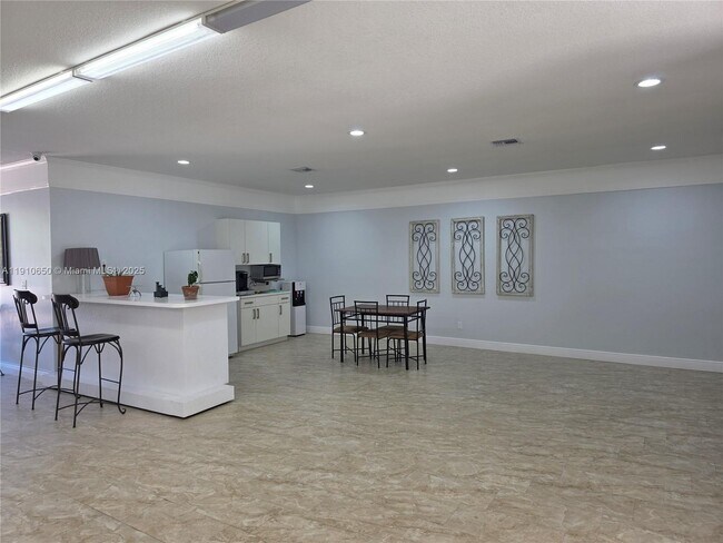 Building Photo - 10399 N Kendall Dr