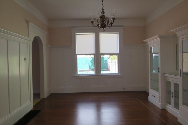 Building Photo - Noe Valley House - 3 beds-1.5 baths - VIEW - garage