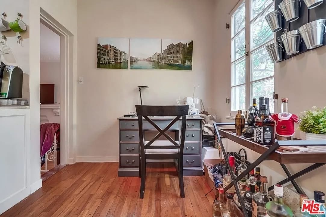Dining area - 450 N Sycamore Ave