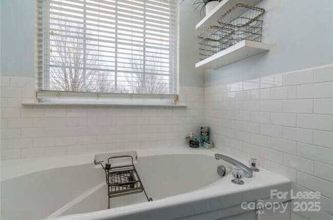 Building Photo - 18506 Oakhurst Blvd