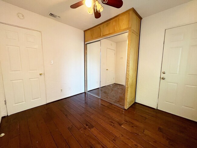 Building Photo - 2 bed 1 bath + Bonus Room