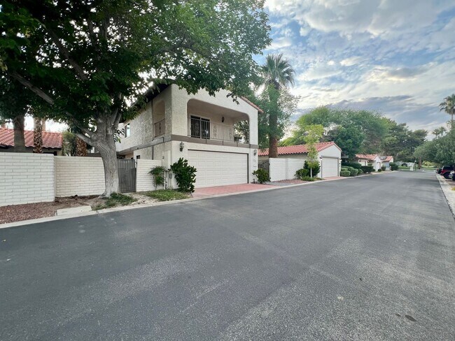 Building Photo - Hidden gem in the heart of Las Vegas