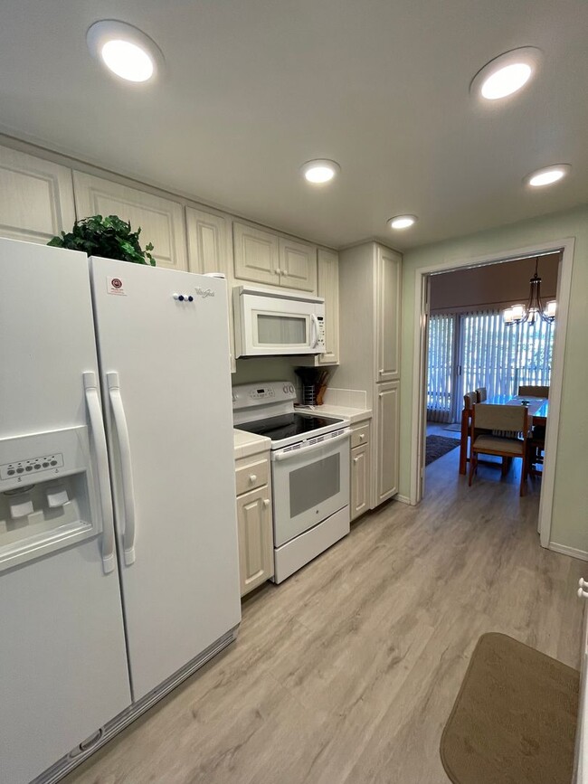 Building Photo - Charming 3Br/2Ba Updated Fully Furnished V...