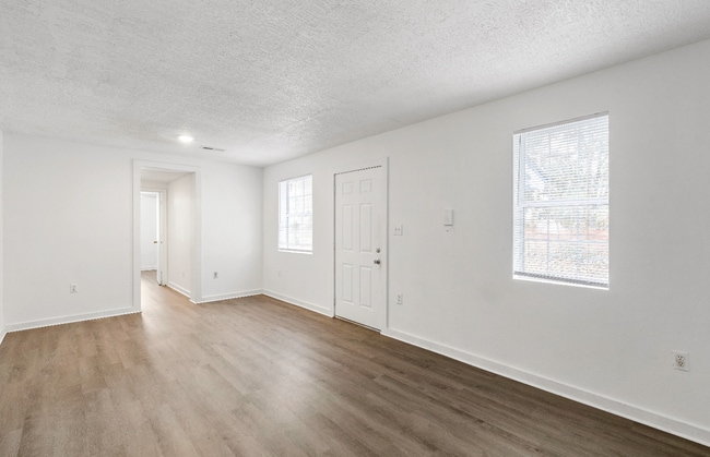 Building Photo - Spacious & Fully Renovated Prime North Charleston Location – Pre-Leasing Now!