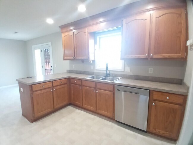 Building Photo - 3525 Drayton Dr