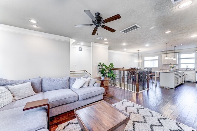 Building Photo - 1325 W 24th St