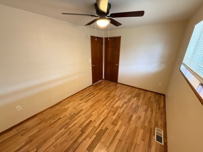 Building Photo - 3 bedroom 1.5 bath In North Tacoma!!!