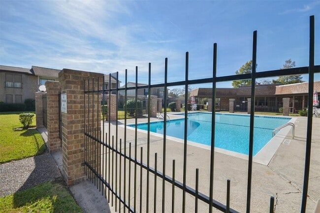 Building Photo - 1326 Town Cir