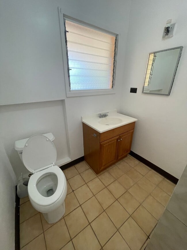 Building Photo - COZY KAIMUKI COTTAGE- UTILITIES AND PARKIN...