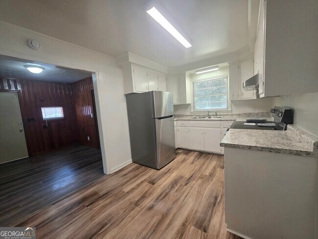 Building Photo - 2639 Tredway Dr
