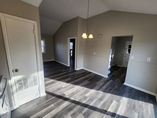 Building Photo - Updated 3 bedroom 1.5 bath home in Valley Station with a garage!