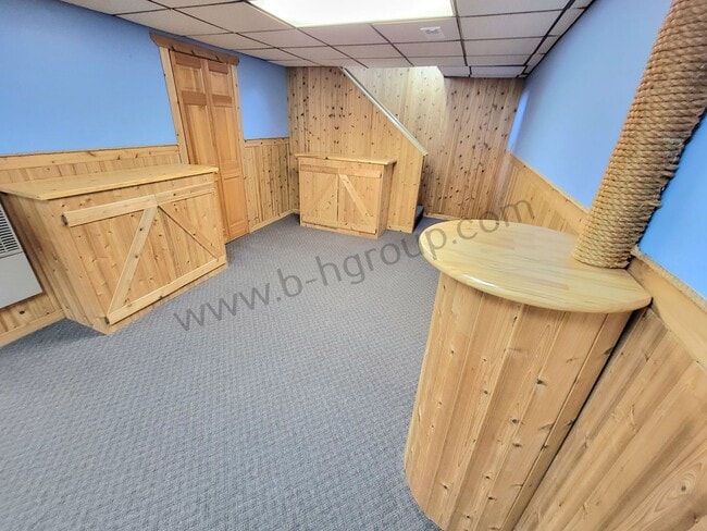 Building Photo - Great Location!