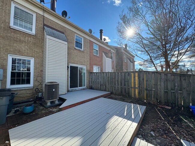 Building Photo - Beautiful 3 Bed 3 Bath Brick Townhome In Springfield Square