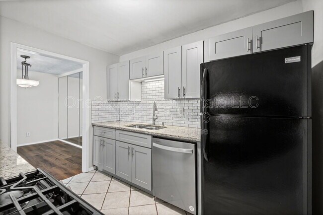 Building Photo - 907 Augusta Dr