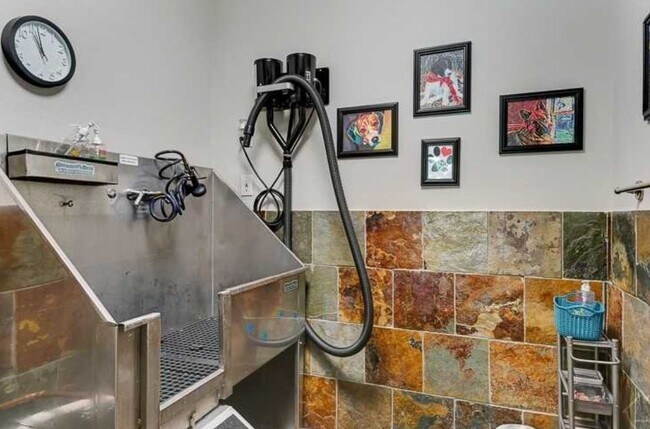 Building Photo - 1380 River Bend Dr