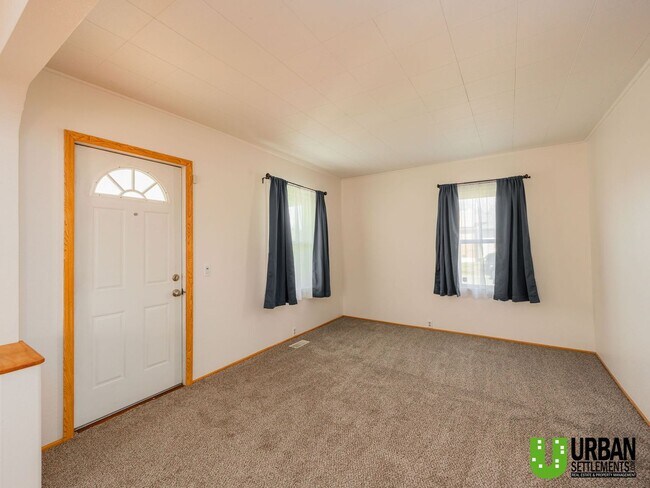 Building Photo - Charming 4-Bedroom Home with Fenced Yard, Garage & Washer/Dryer – North Spokane