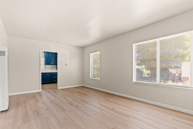 Building Photo - Fully Remodeled Oakland 2 Bed w/ Off-Street Parking & Beautiful Cabinets