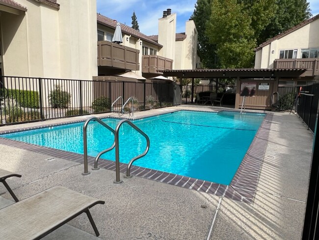 Building Photo - Updated 2 bedroom condo located in a gated...