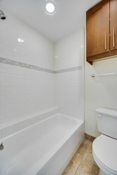 Building Photo - 7685 Northcross Dr