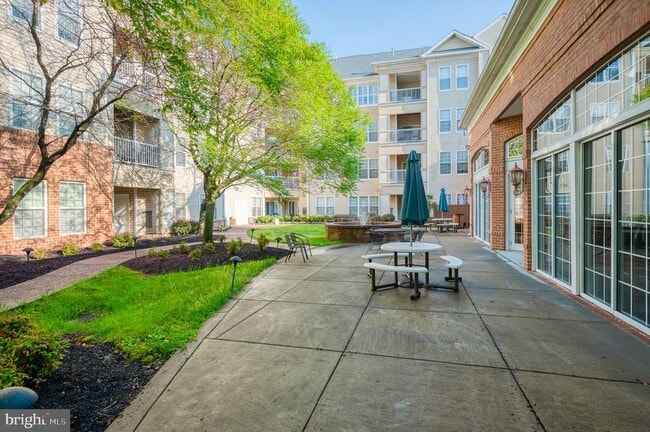 Building Photo - 400 Symphony Cir