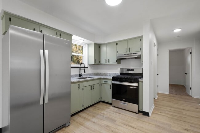 Building Photo - MOVE IN SPECIAL! SCORE HALF OFF 1ST MONTH'...