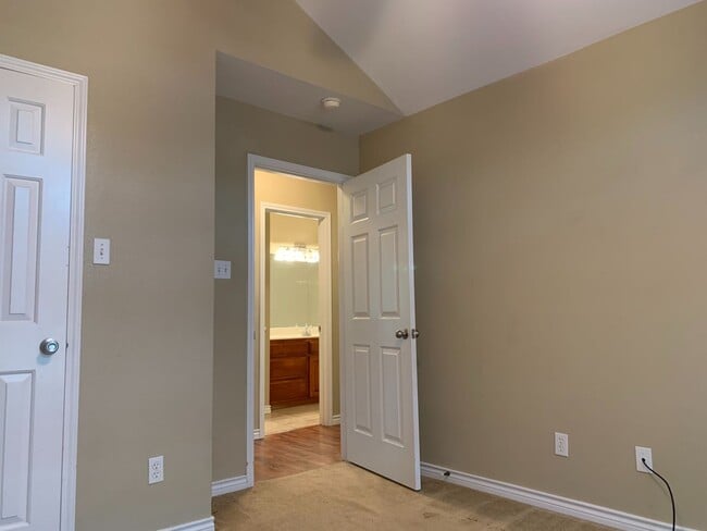 Building Photo - 8811 Laurel Ridge