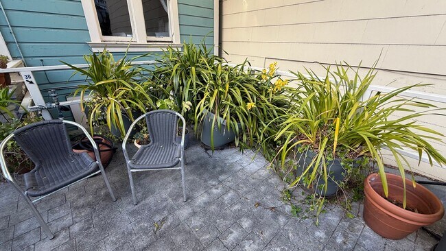 Building Photo - Epic REA - Rare Find Cozy and Update 2BR /...