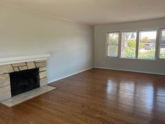 Building Photo - Spacious 2-Story Home in Kellogg School Di...