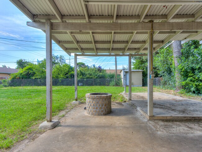 Building Photo - 2104 SW 68th St