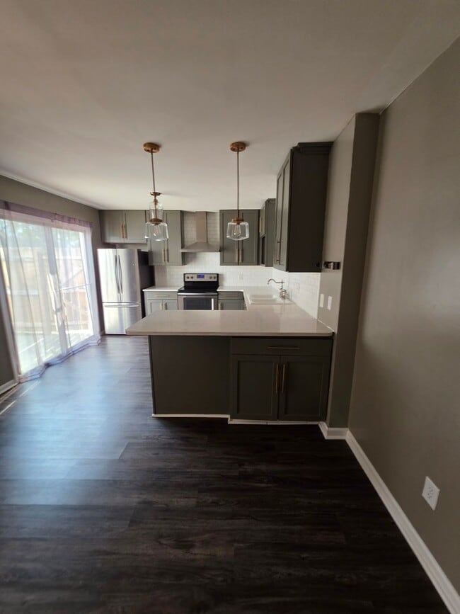 Building Photo - 2220 Woodridge Ln