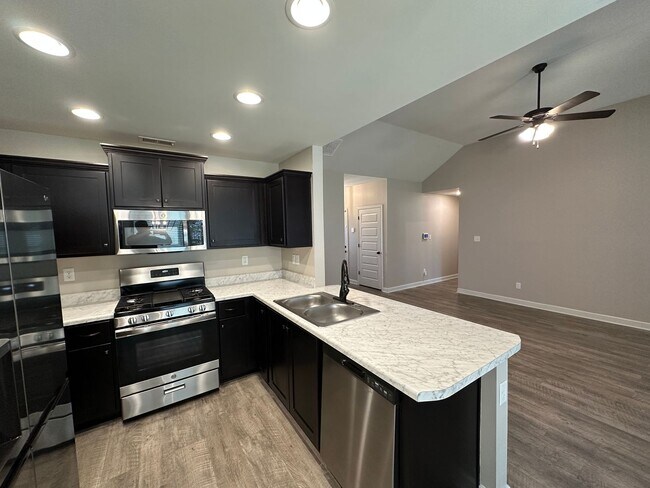 Building Photo - Available NOW in Southaven! Like New 3 BR/...