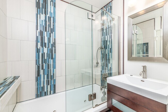 Building Photo - Noe Valley: Top Floor 2 bed 1 ba Condo w/ Finished Attic, Tandem Parking, W/D In-Unit, and Shared...