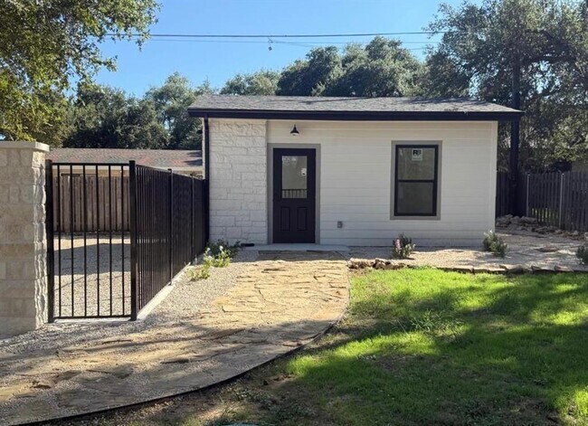 Building Photo - 303 Lakeway Dr