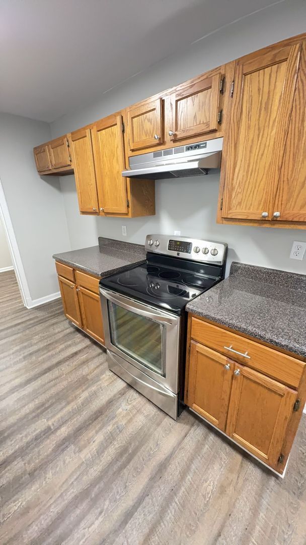 Building Photo - Beautifully Updated 4 bedroom 2 bath home - Open to Section 8