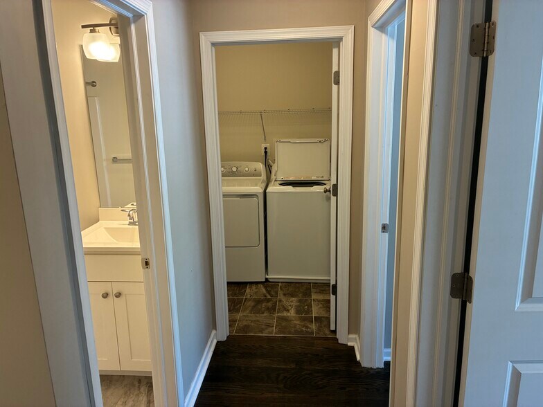 Building Photo - 605 Apple St