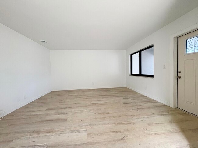 Building Photo - 305 SE 9th Ave