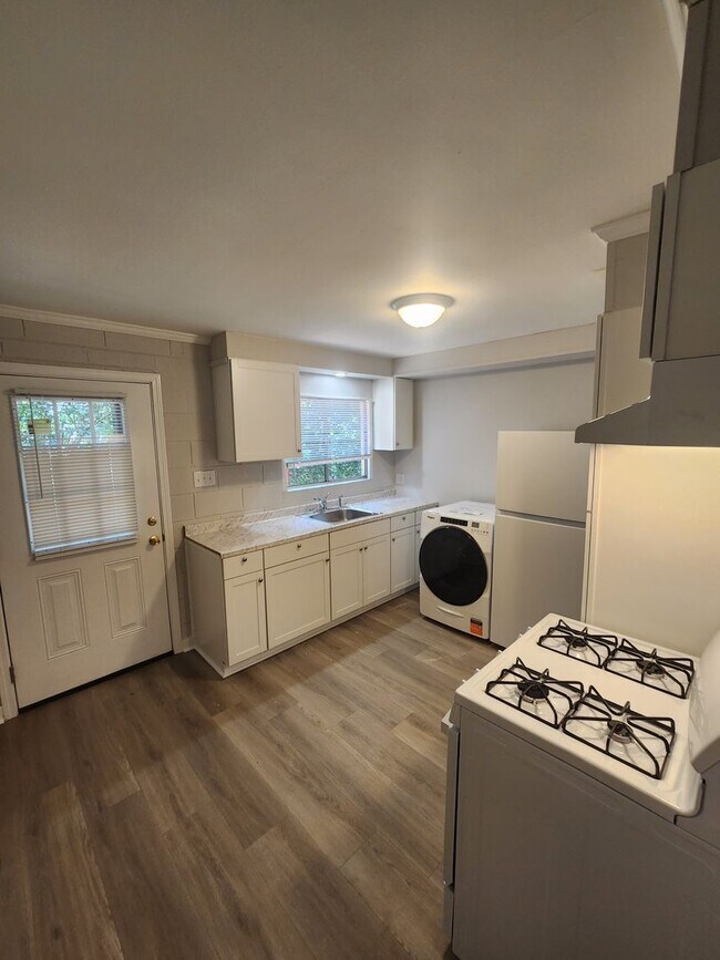 Building Photo - 529 Hillsborough St