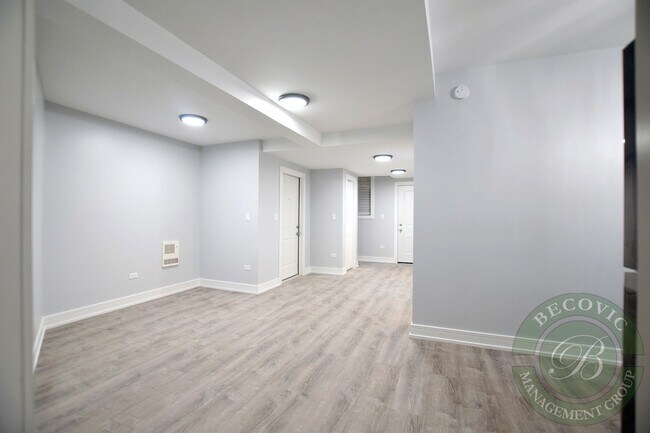Building Photo - 1062 W Glenlake Ave
