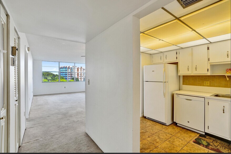 Building Photo - 1200 Saint Charles Pl