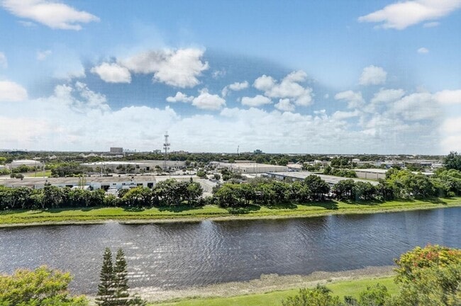 Building Photo - 2202 S Cypress Bend Dr