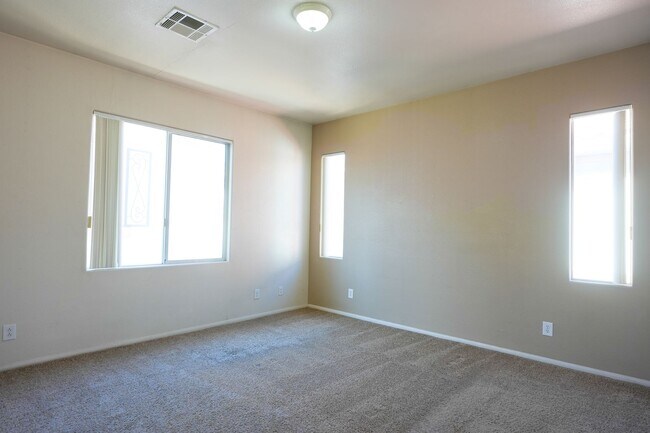 Building Photo - 3 Bed / 2.5 Bath Townhome with Loft, 2 Car Garage & Spacious Backyard – Southern Highlands