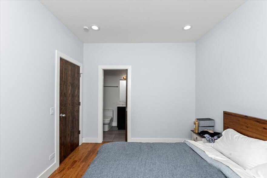 Building Photo - 4912 N Washtenaw Ave