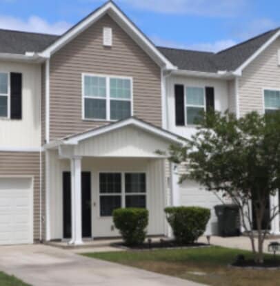 Building Photo - Beautifully Maintained Townhome with Fenced Backyard