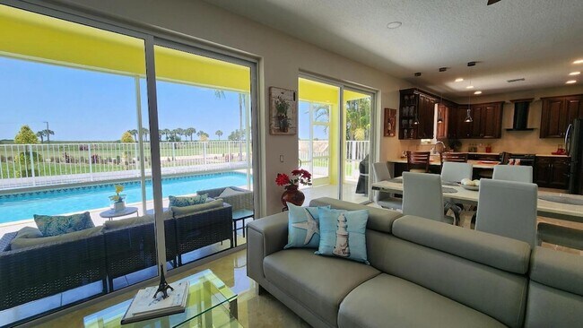 Building Photo - 1851 Corsica Dr