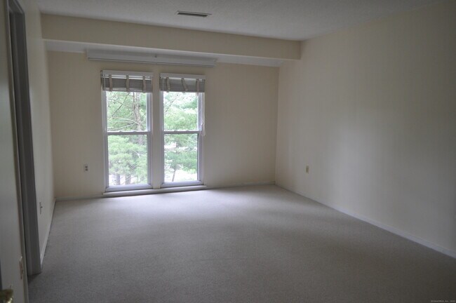 Building Photo - 8 Sycamore Ln
