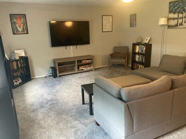 Building Photo - 132 Claremont Rd