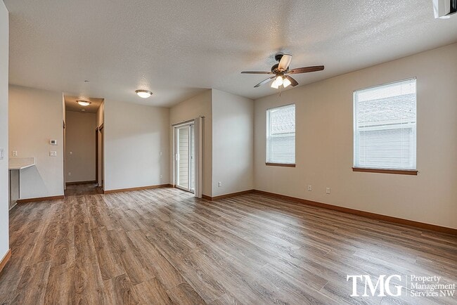 Building Photo - 2BD Duplex in Great Washougal Location! Beautiful Finishes!