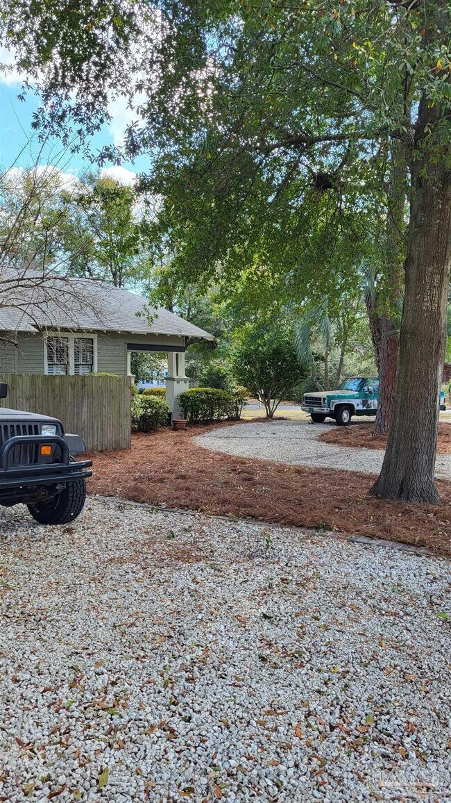 Building Photo - 1800 E Lloyd St