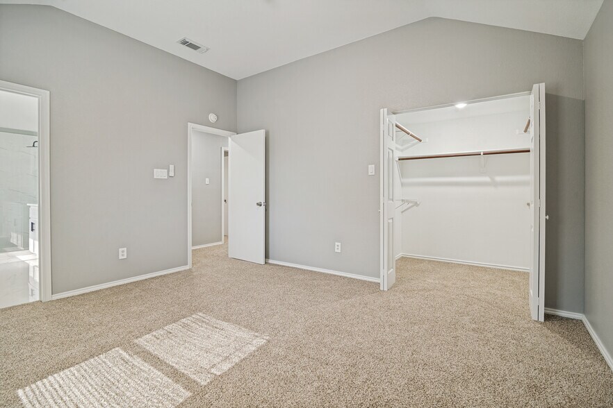 Master Bedroom & Walk-in Closet - 2700 Cornell Dr