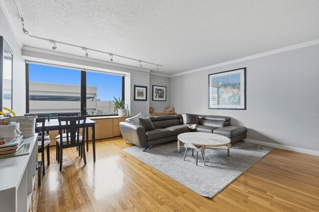 Building Photo - 65 E India Row